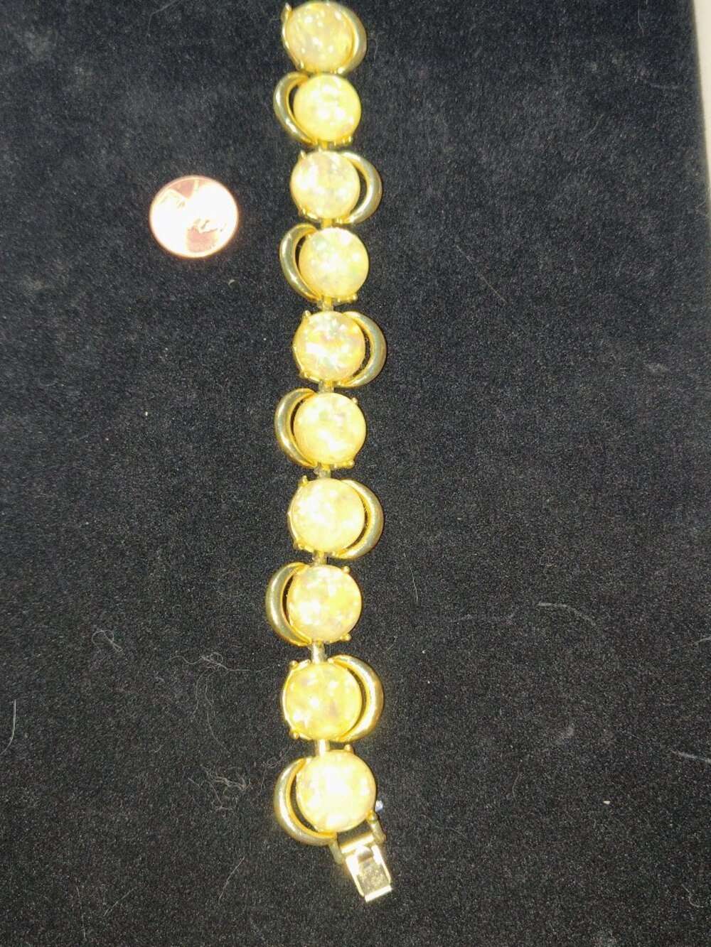 Vintage 1950s Thermoset Confetti Lucite Link Bracelet – Gold‑Tone Crescent Desig